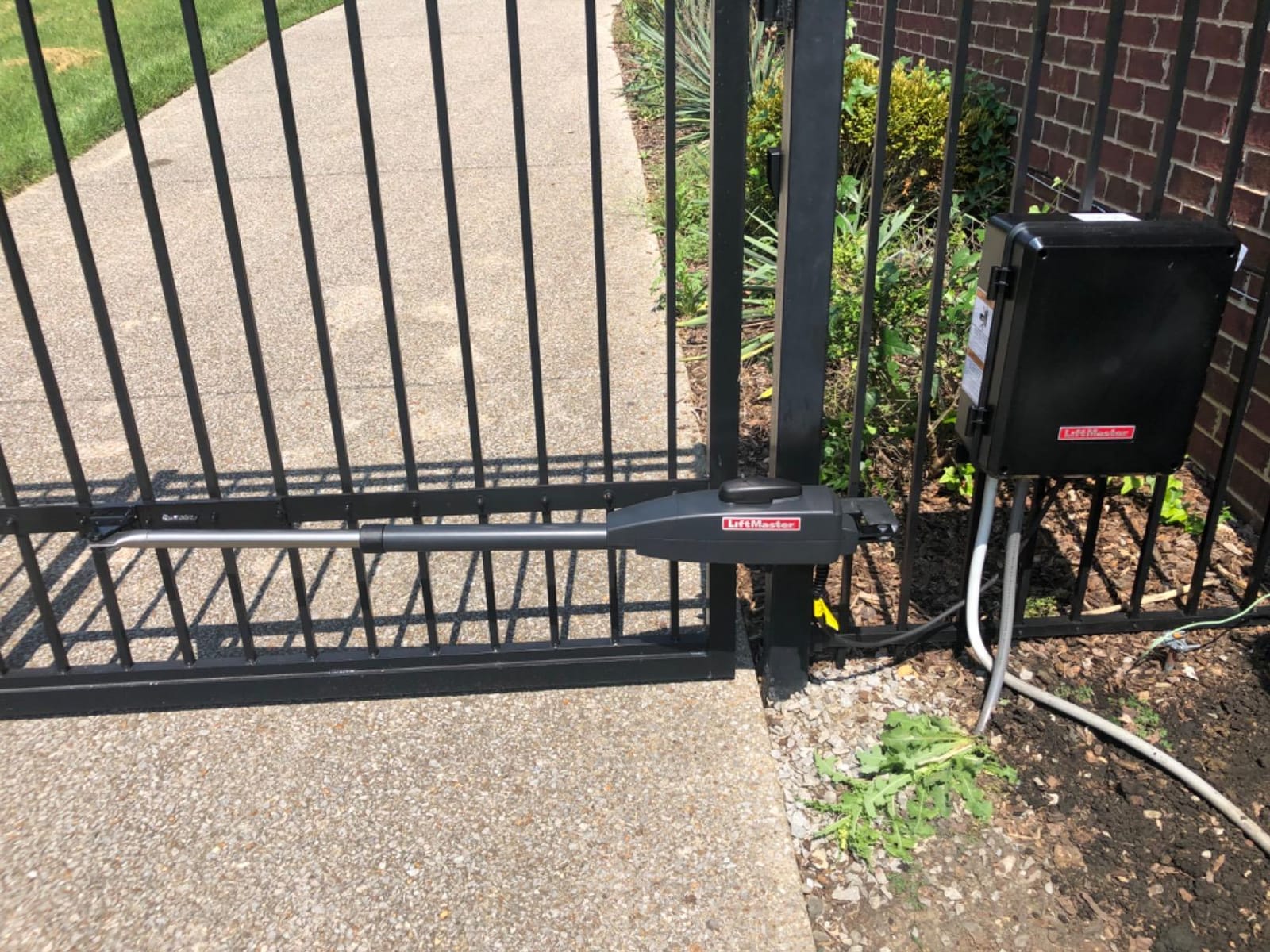 Liftmaster LA400PKGUL Dual Swing Gate Opener Kit, Battery Backup, Receiver & Photocell, Gate Sensor Included! customer photo 1