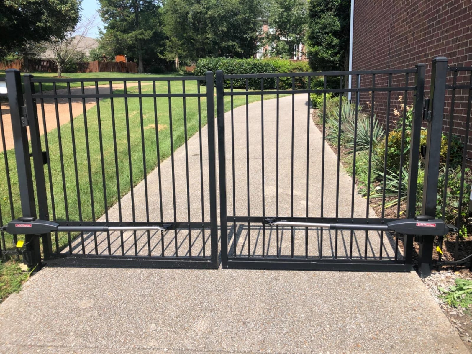 Liftmaster LA400PKGUL Dual Swing Gate Opener Kit, Battery Backup, Receiver & Photocell, Gate Sensor Included! customer photo 2