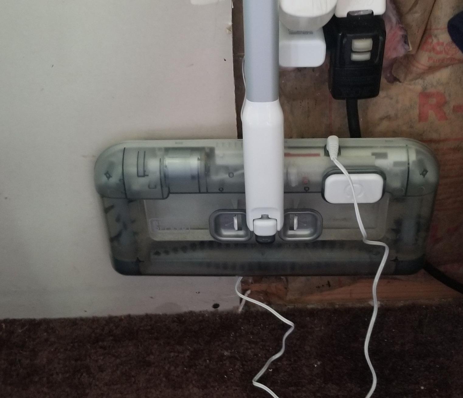 BLACK+DECKER Carpet Sweeper 50 Minute Lithium Floor Sweeper, Multi-Surface Use, Easy One Hand Cleaning, Self Standing, Charger Included (HFS115J10) customer photo 2