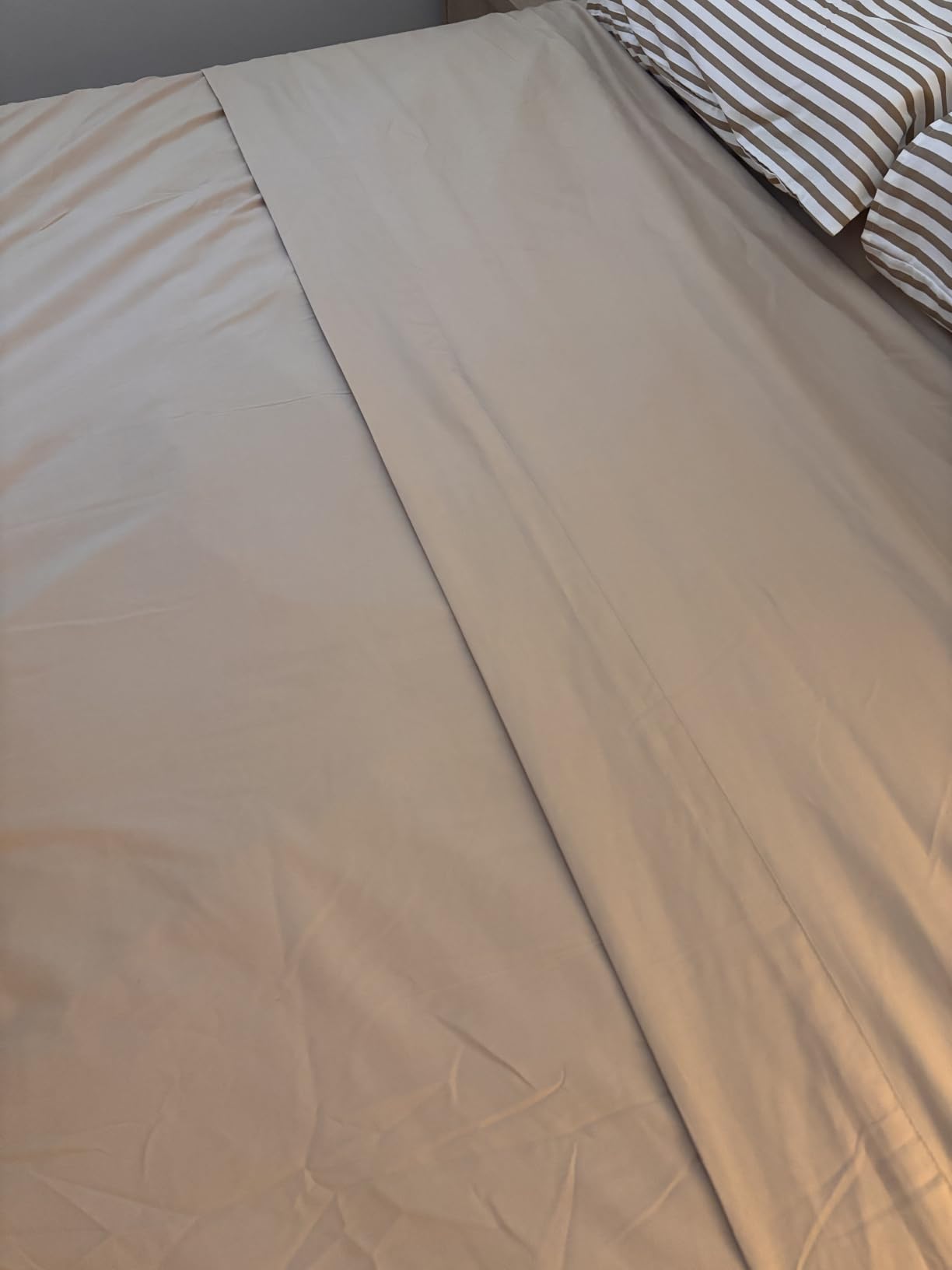SONORO KATE Bed Sheet Set Super Soft Microfiber 1800 Series Luxury Egyptian Sheets 16-Inch Deep Pocket Wrinkle and Hypoallergenic - 4 Piece (Queen Dark Grey) customer photo 1