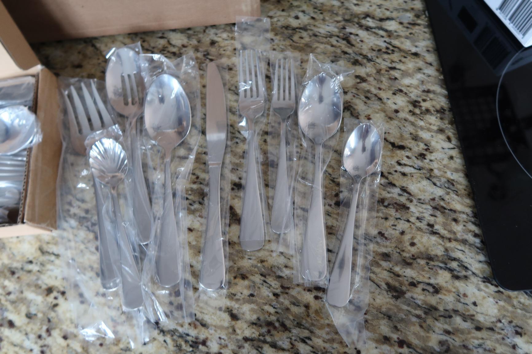 Amazon Basics Silverware Set, Stainless Steel Flatware, Dishwasher Safe, Service for 4, 20-Piece Forks and Spoons, Round Edge, Everyday Use customer photo 2