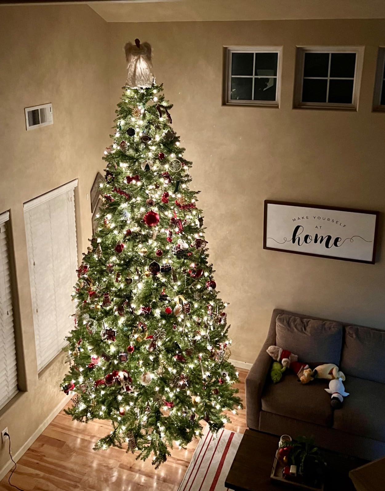 National Tree Company 6 ft Pre-Lit Dunhill Fir Artificial Christmas Tree, 600 Warm White LED Lights, 1,430 Tips, Includes Stand, Green customer photo 2