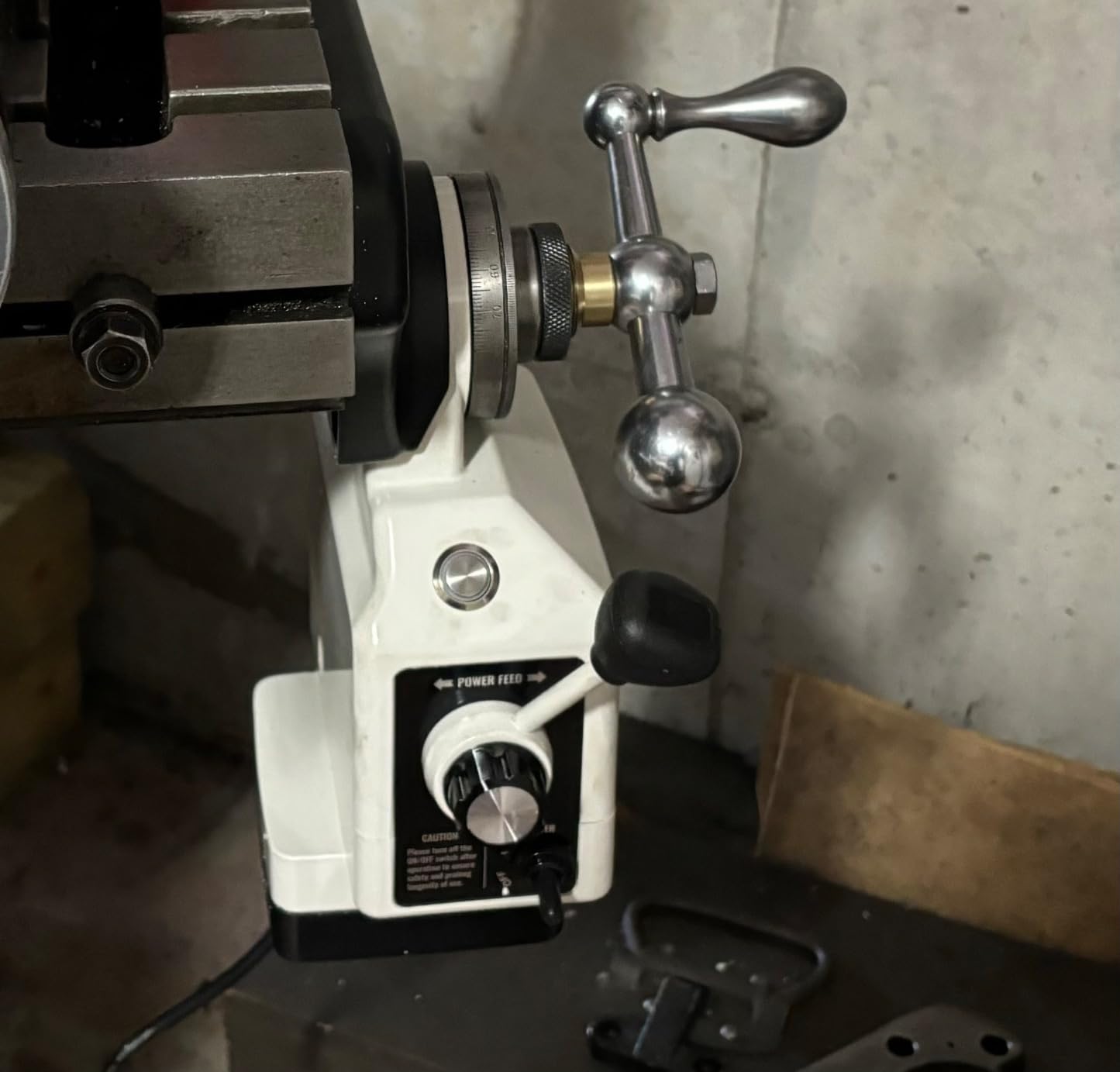 VEVOR X-Axis Power Feed for Milling Machine 450 in-lb Torque 0-200RPM Fixed | for Bridgeport Knee Type Milling Machines, Compatible with a 5/8