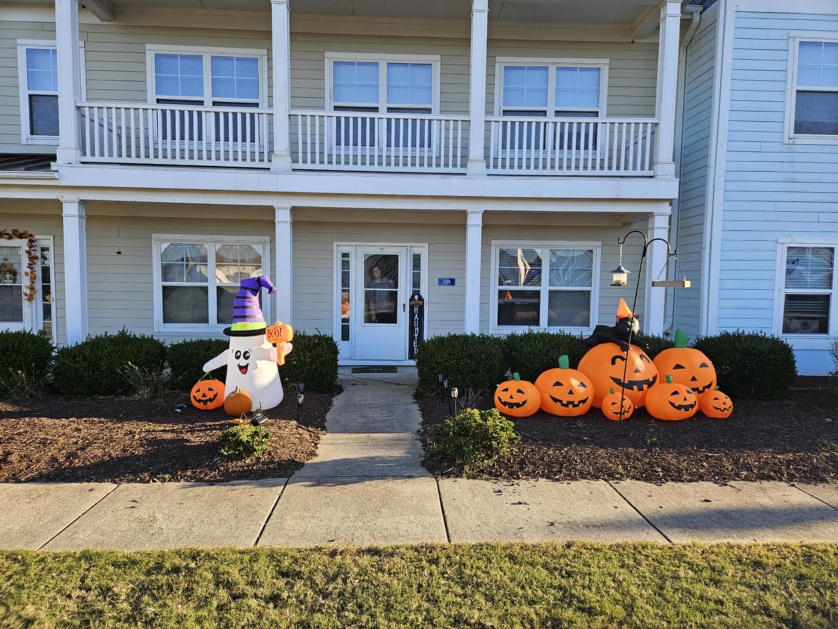 Joiedomi 7 FT Long Halloween Inflatables Pumpkin Outdoor Decorations, 7 Pumpkins Outside Decoration with Witch's Cat with Build-in LEDs Blow Up Inflatables for Party Yard Lawn Garden Decor customer photo 2
