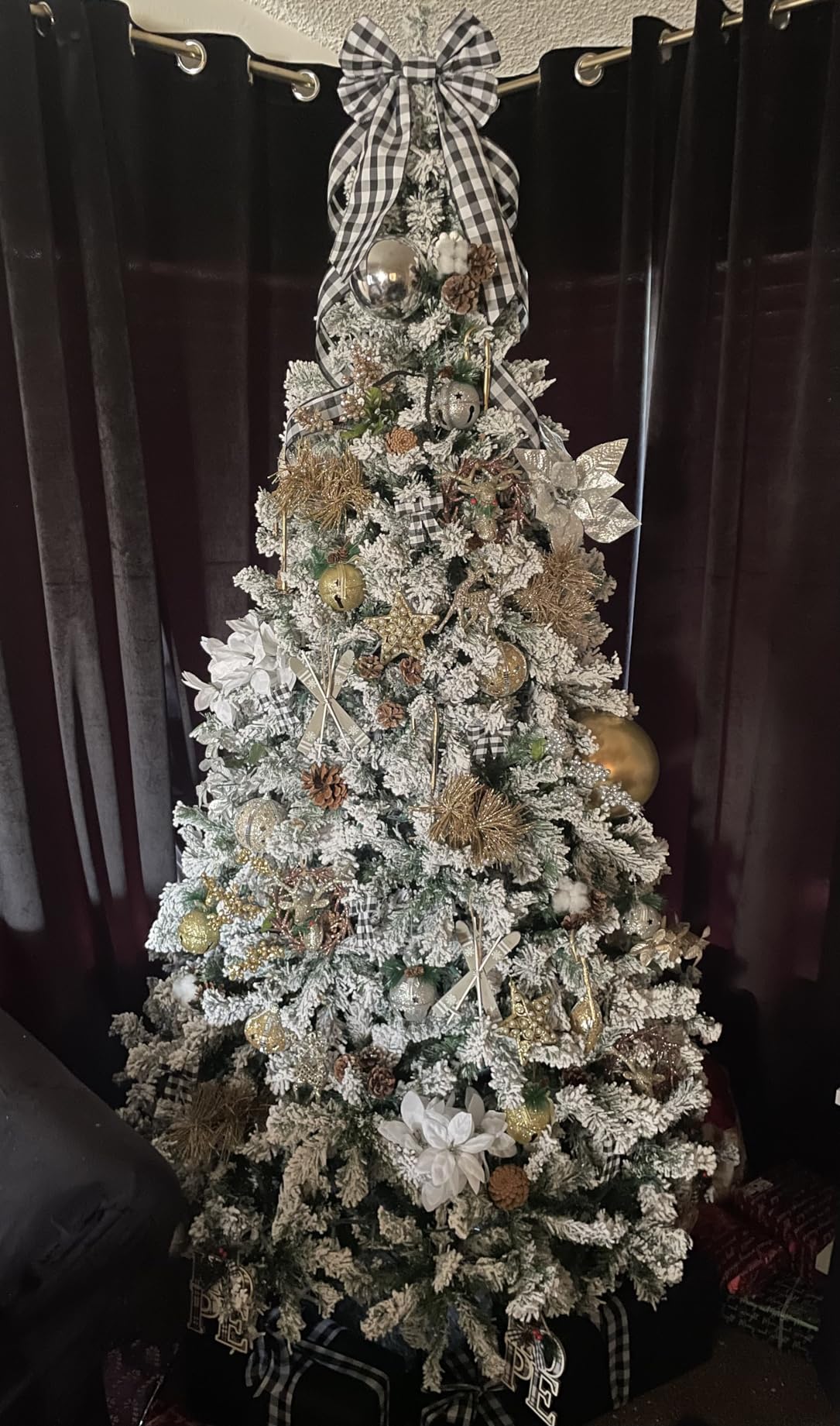 Best Choice Products Artificial Flocked Christmas Tree, 6ft Premium Unlit Pine Holiday Décor w/Full Branches, Metal Stand - Green customer photo 2