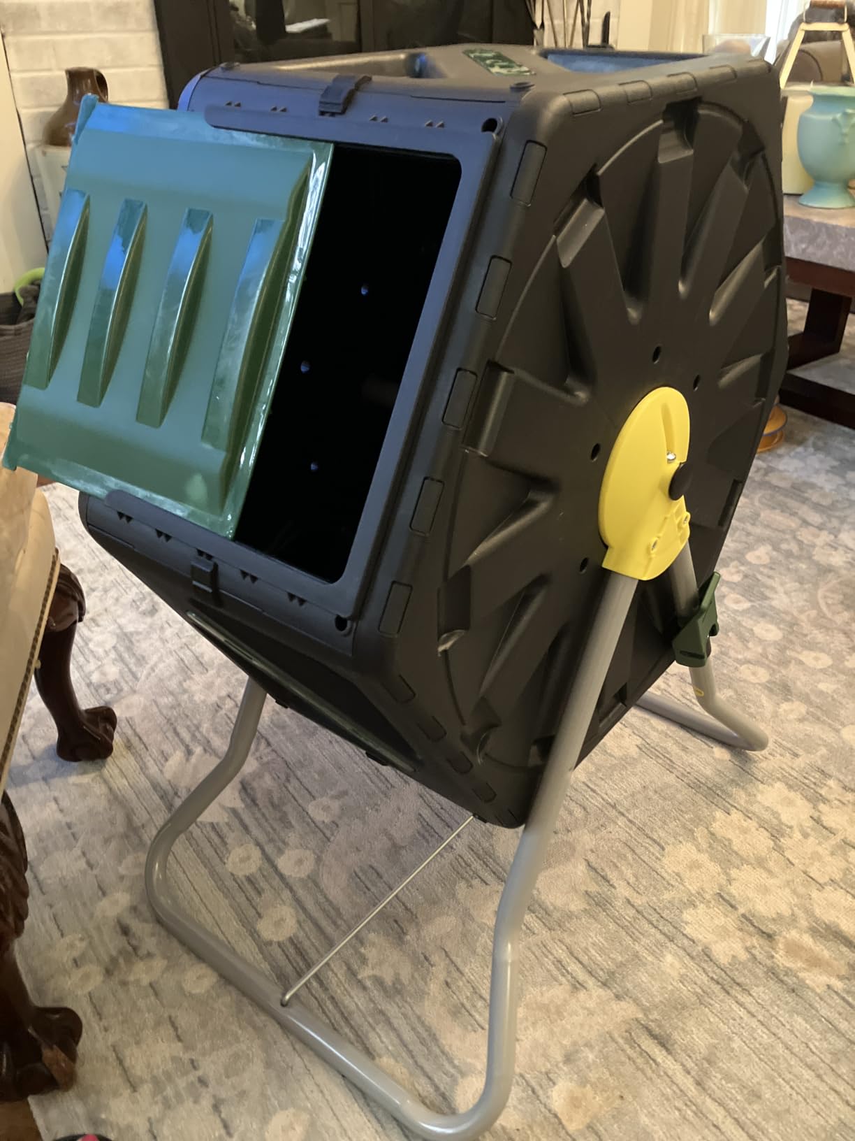 Miracle-Gro Compost Tumbler Single Chamber - Easy-Turn Composter Tumbler Outdoor for Fast Composting - Heavy-Duty Composting Bin with 1 Sliding Door (18.5 Gallon / 70 Liter) customer photo 1