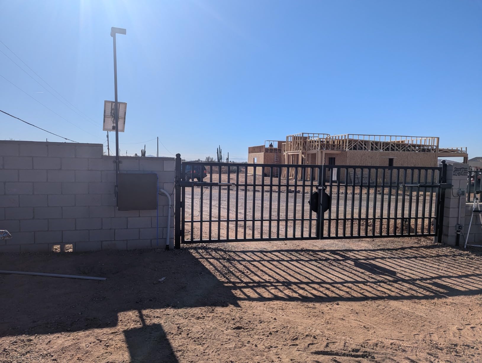 TOPENS AD8S Automatic Solar Gate Opener for Heavy Duty Dual Swing Gates Up to 18ft per Arm, Dual Swing Gate Operator Battery Powered with Remote Control Kit Gate Motor Solar Panel Included customer photo 1