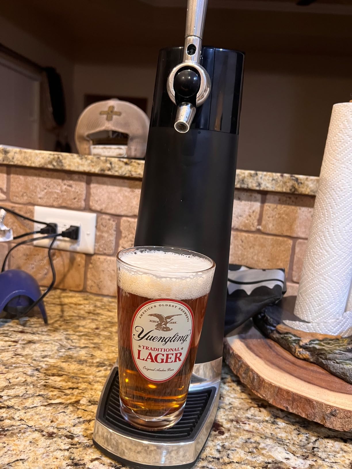 FIZZICS - DraftPour Beer Dispenser - Converts Any Can or Bottle Into a Nitro-Style Draft, Beer Tap Draft Machine - Carbon customer photo 1