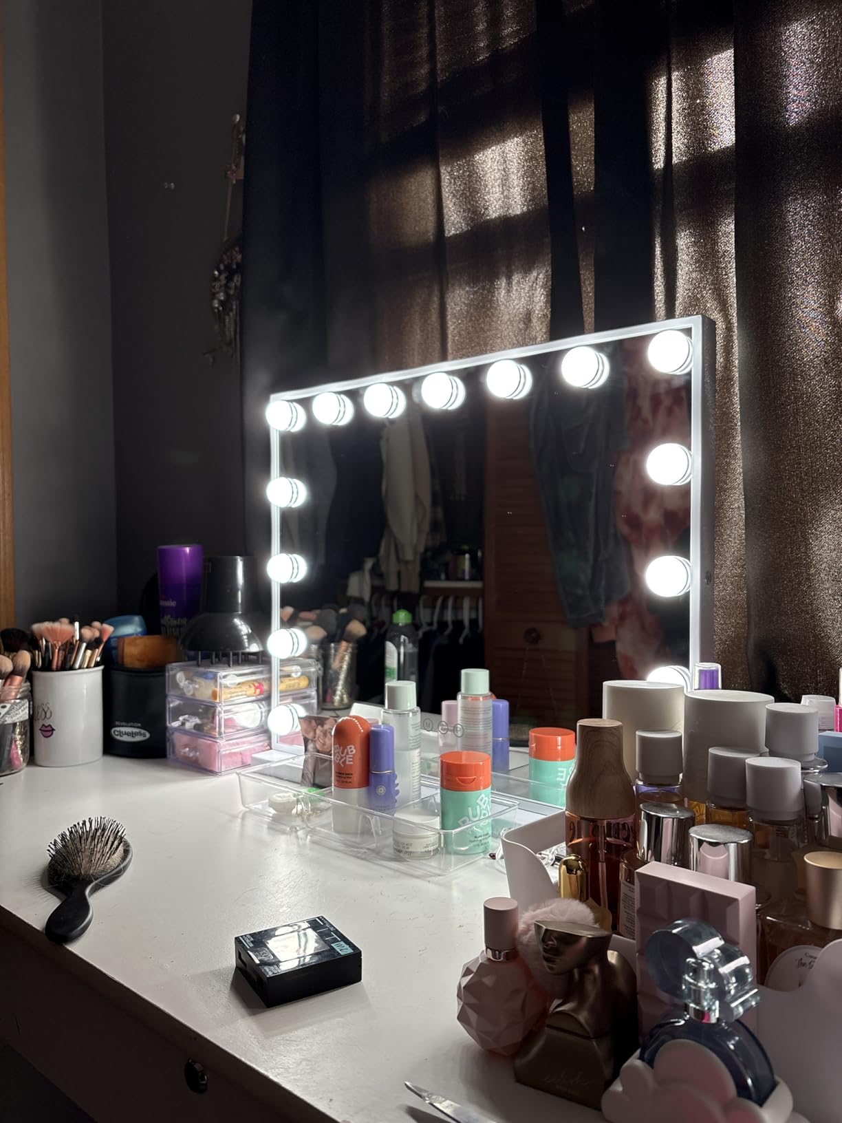 Hansong Vanity Mirror with Lights: Hollywood Lighted Makeup Mirror with 15 LED Bulbs, 22.8''x18'' Light Up Mirror with 3 Colors Modes for Desk, Large Mirrors with USB Charging Port for Bedroom, White customer photo 2