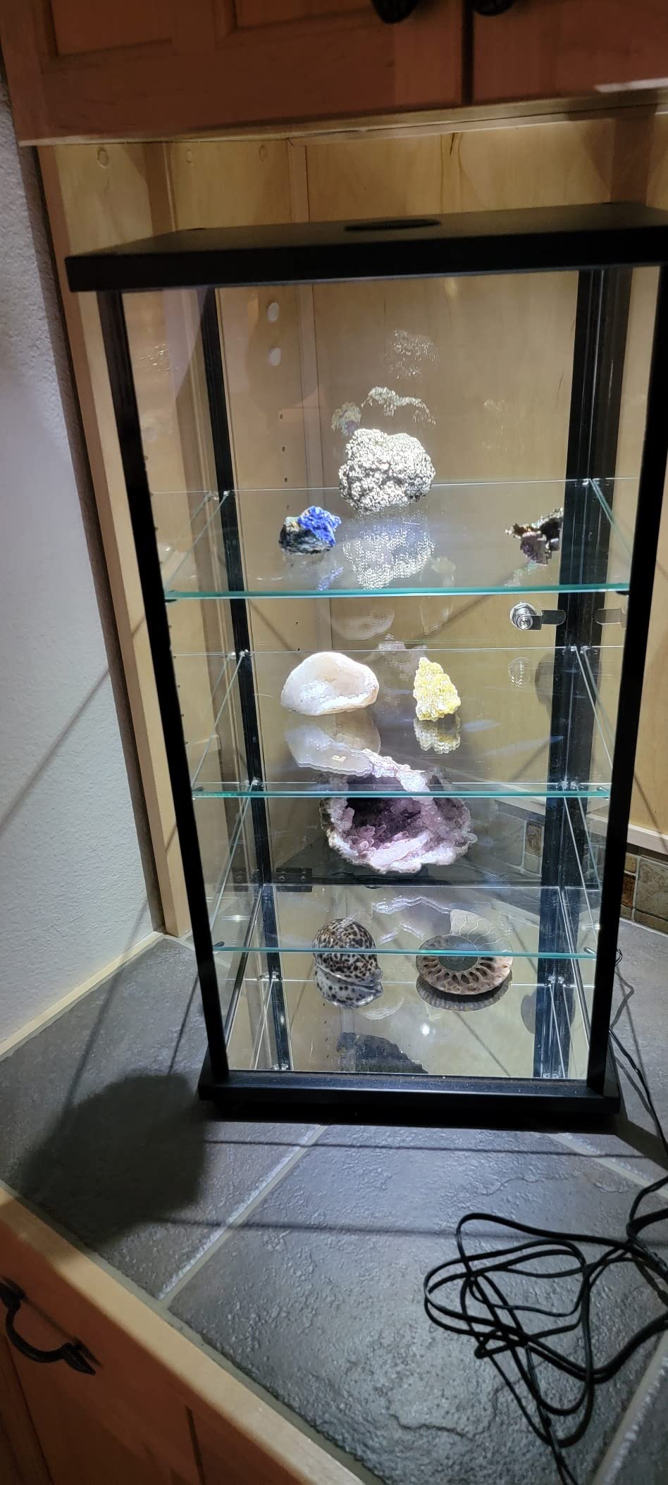 SSWBasics Lighted Glass Countertop Display Case - 27