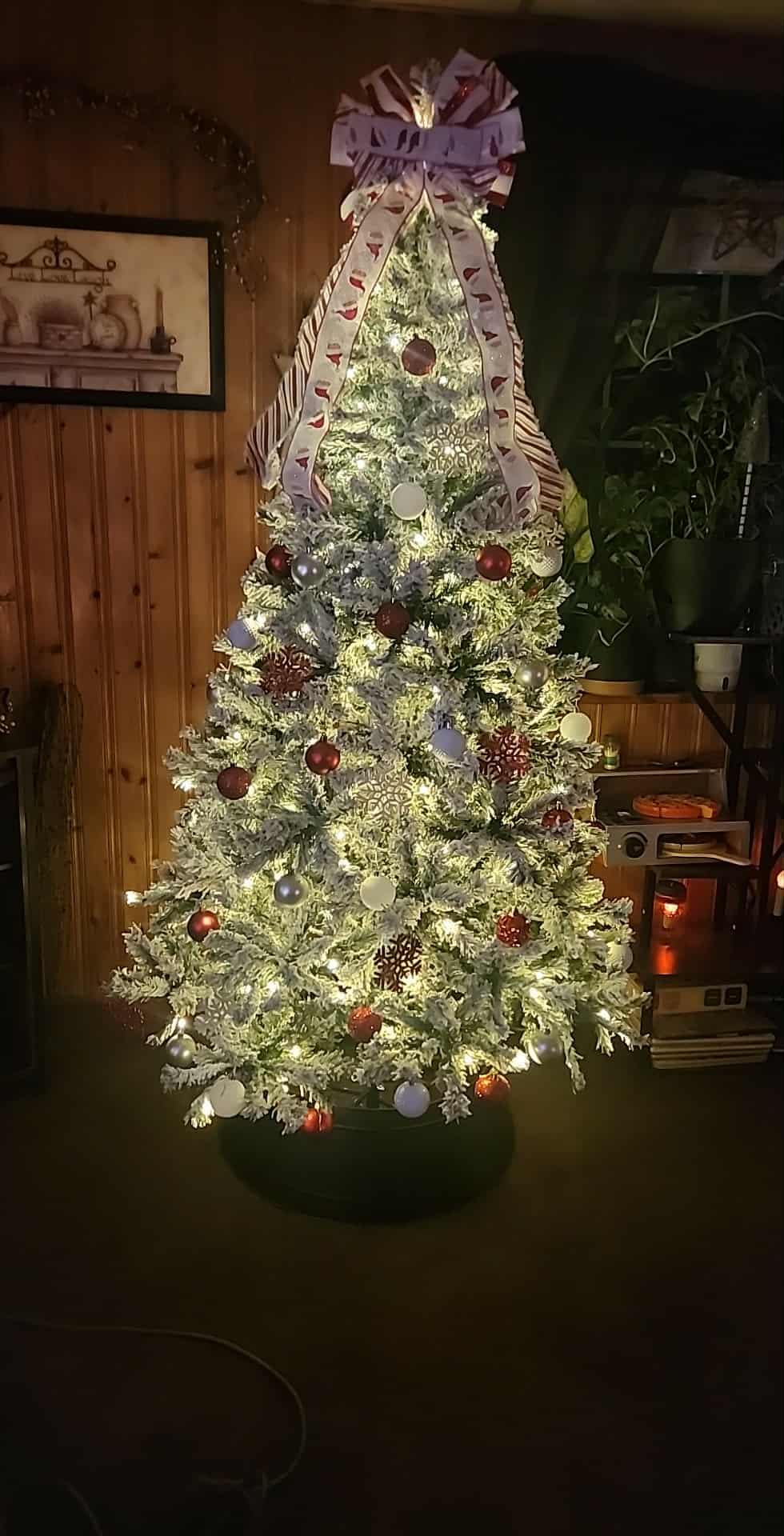 Best Choice Products Pre-Lit Artificial Christmas Tree, 6ft Snow Flocked Design Pine Tree, Full Appearance Snowy w/Easy Assembly, Metal Stand customer photo 2