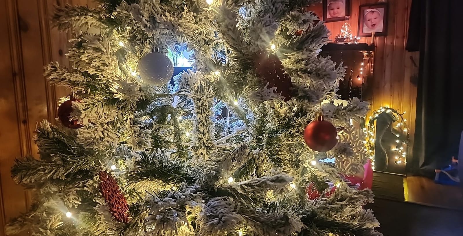 Best Choice Products 7.5ft Pre-Lit Artificial Christmas Tree Twinkling LEDs, Snow Flocked Design Pine Tree, 550 Lights, 1,346 Tips Metal Stand customer photo 2