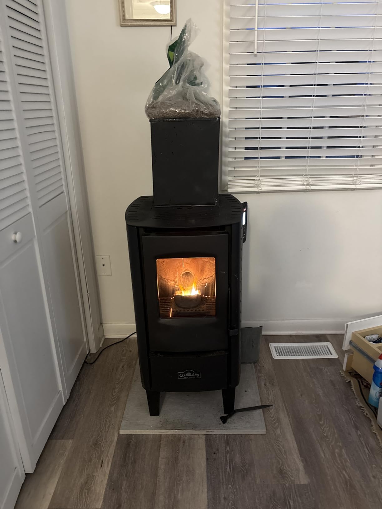 Mr. Heater Cleveland Iron Works Small Pellet Stove - 24lb Hopper customer photo 2