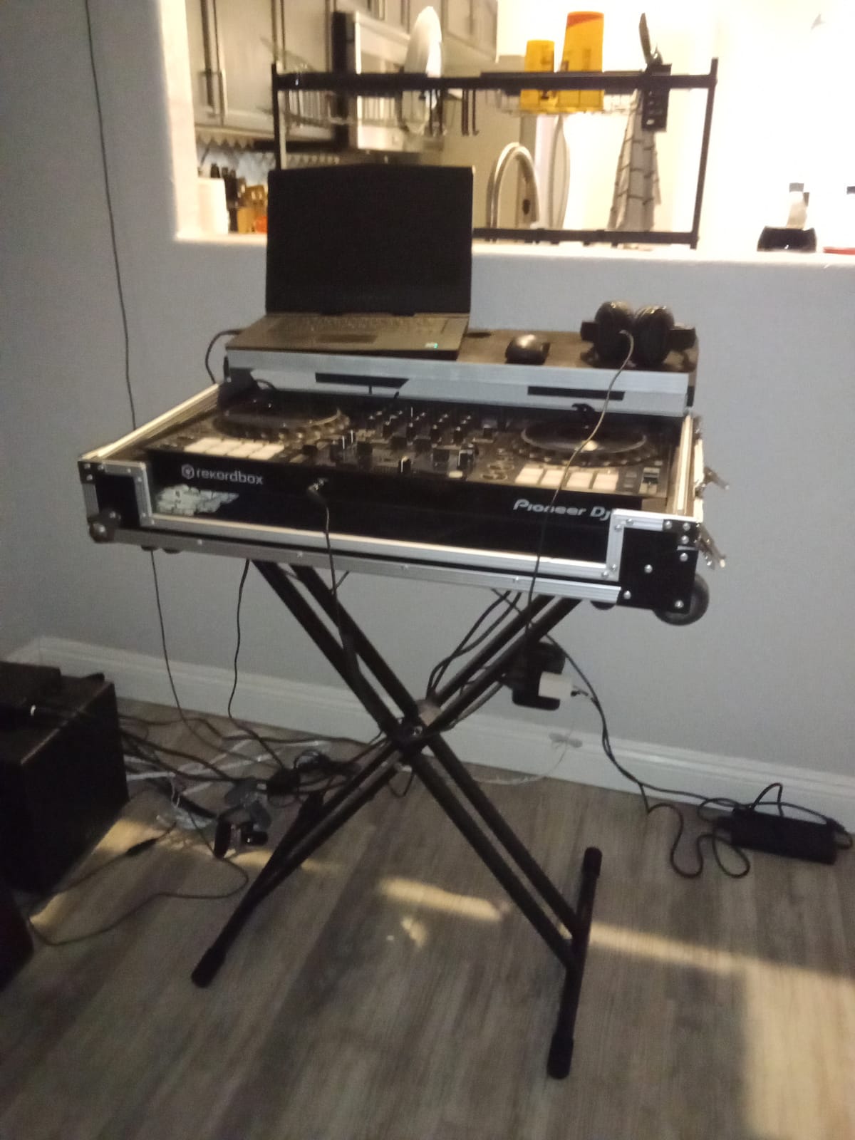 Amazon Basics Keyboard and Piano Stand, Adjustable Height, Portable Single-X-Shape, Stable Steel Construction, Black customer photo 1