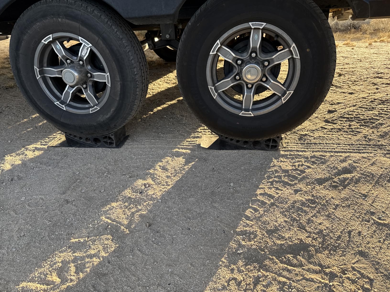 Beech Lane Camper Leveler 2 Pack with Carrying Bag - Precise Camper Leveling, Includes Two Curved Levelers, Two Chocks, Two Rubber Grip Mats, and A Carrying Bag, Patented customer photo 2
