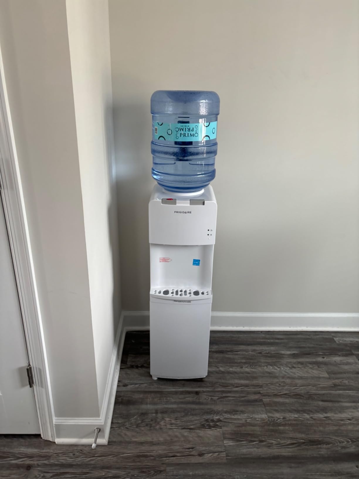 Frigidaire EFWC498 - Top Loading Cooler Dispenser - Hot & Cold Water - Child Safety Lock - Innovative Slim & Sleek Design, Holds 3 or 5 Gallon Bottles - Black customer photo 1