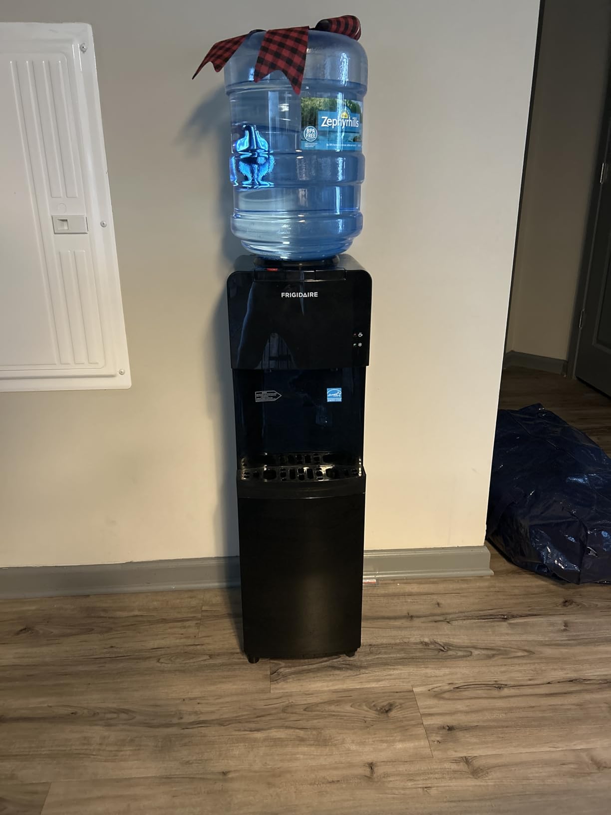 Frigidaire EFWC498 - Top Loading Cooler Dispenser - Hot & Cold Water - Child Safety Lock - Innovative Slim & Sleek Design, Holds 3 or 5 Gallon Bottles - Black customer photo 2