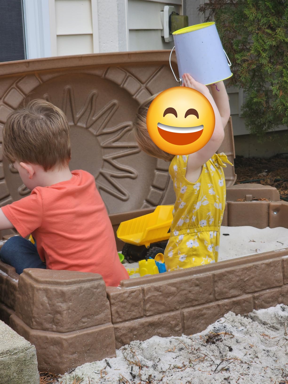 Step2 Naturally Playful Sandbox II, Kids Sand Activity Sensory Play Pit, Summer Outdoor Toys, 7 Piece Water Toy Accessories, for Toddlers 1+ Years Old customer photo 2