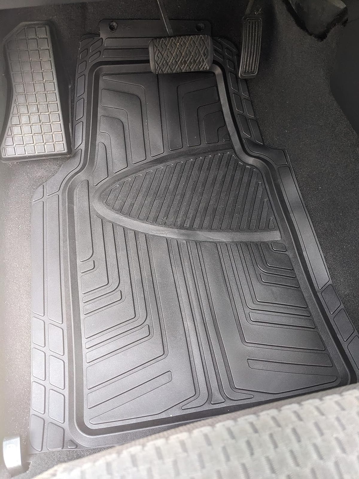 Amazon Basics 2-Piece Premium All-Season Anti-Slip Rubber Floor Mats for Cars, SUVs and Trucks, Universal Trim to Fit, Black customer photo 1