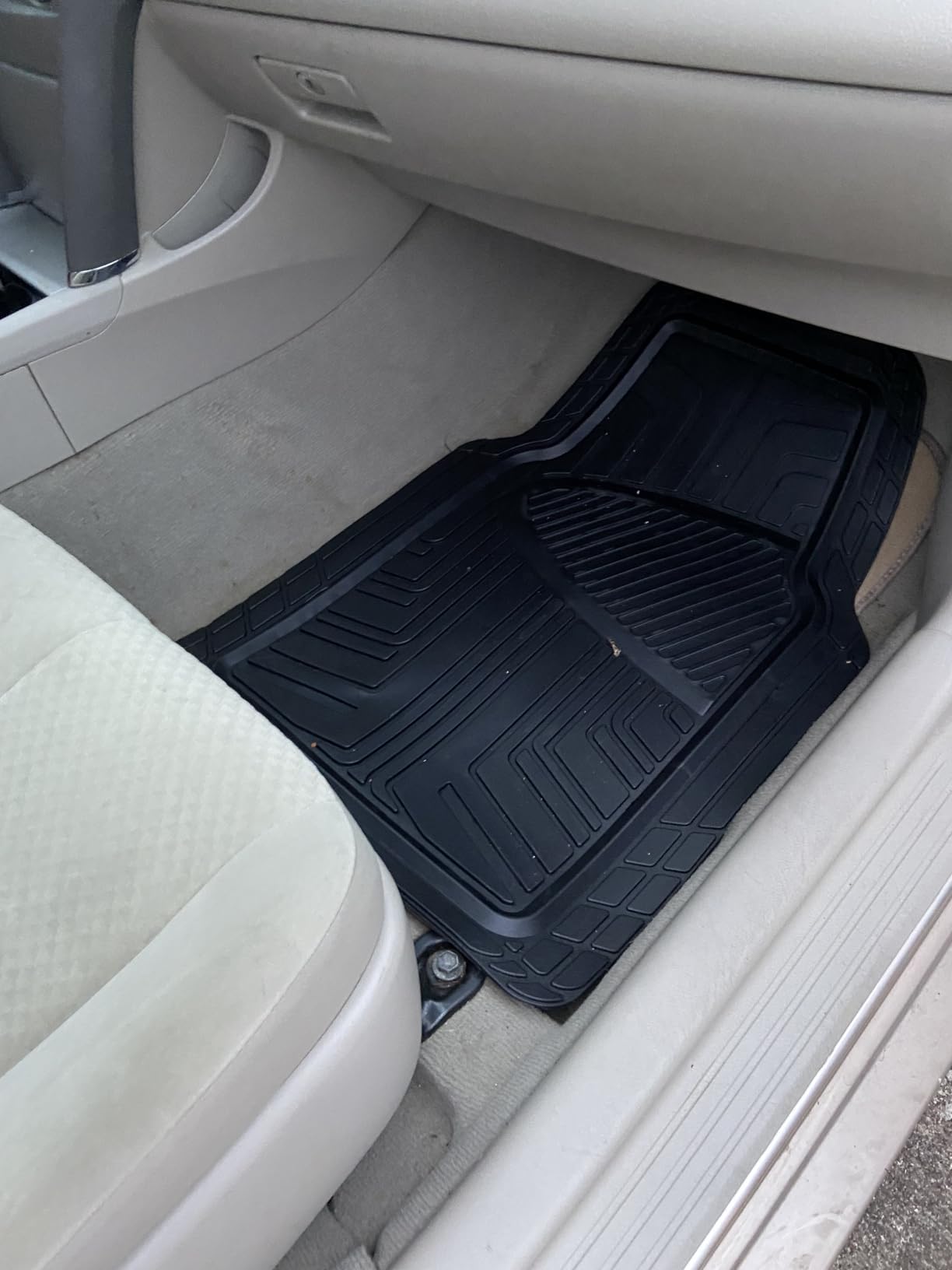 Amazon Basics 2-Piece Premium All-Season Anti-Slip Rubber Floor Mats for Cars, SUVs and Trucks, Universal Trim to Fit, Black customer photo 2