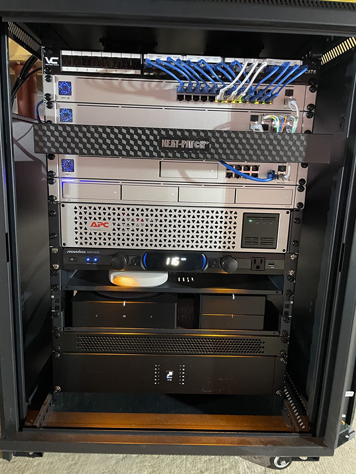 APC Smart-UPS 1000VA Lithium Ion UPS with SmartConnect, SMTL1000RM2UC, Pure Sine Wave, Short-Depth 120V Uninterruptible Power Supply customer photo 1