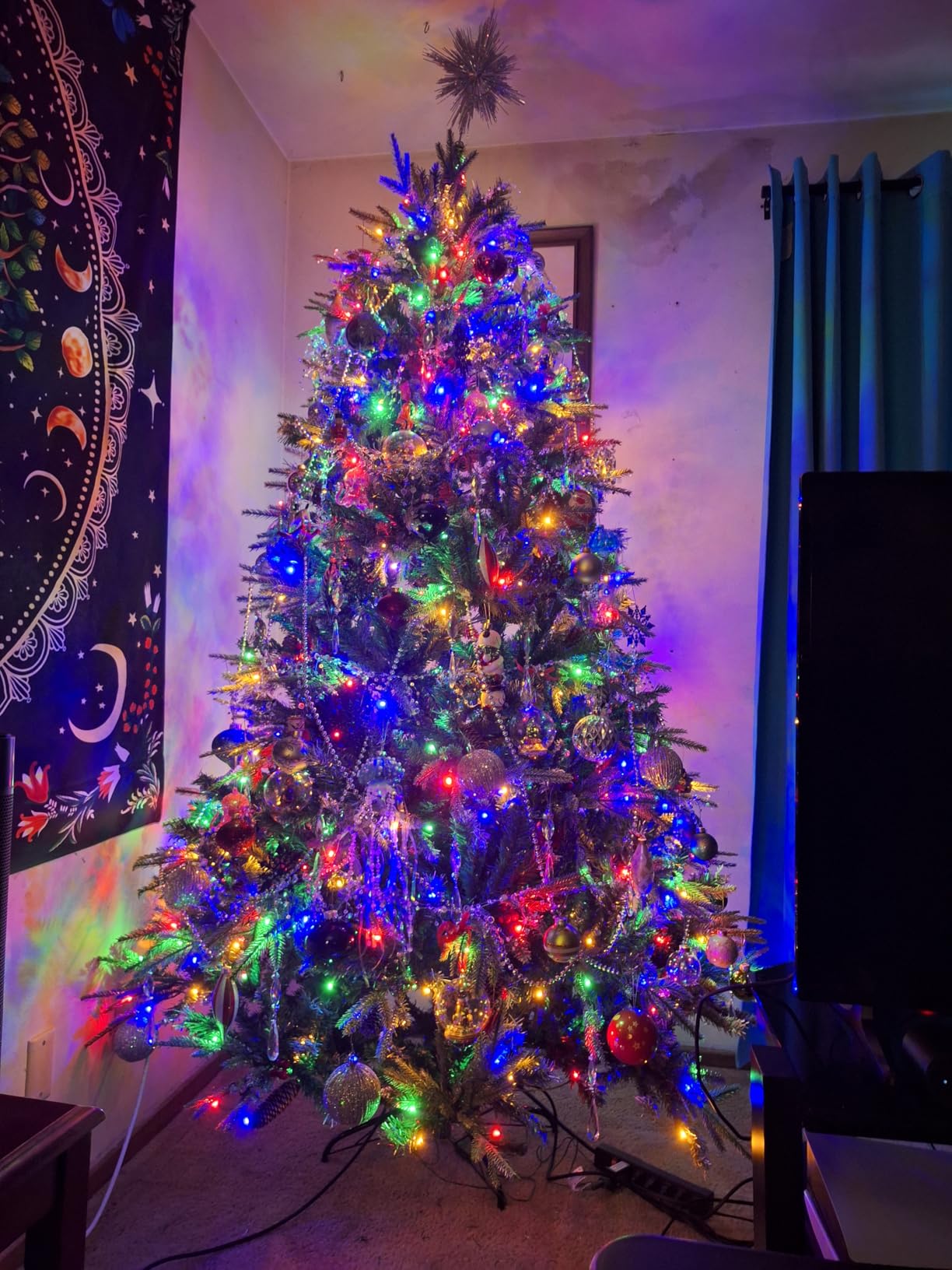 Goplus 7ft Pre-lit Artificial Christmas Tree, Hinged Premium Spruce Xmas Full Tree with 1096 PVC Tips, 300 LED Lights, Folding Metal Stand, for Home Office Party Decoration customer photo 2