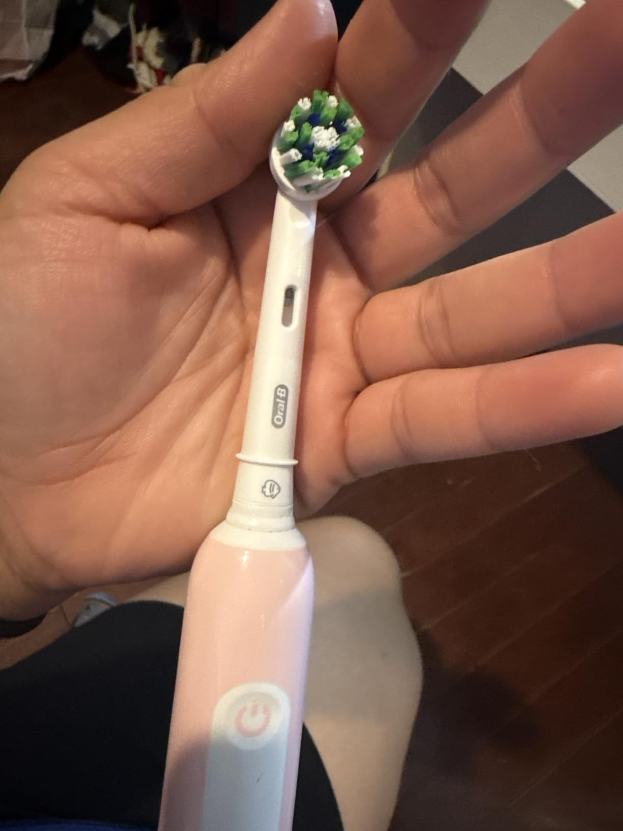 Oral-B Pro 1000 Rechargeable Electric Toothbrush, Pink customer photo 2