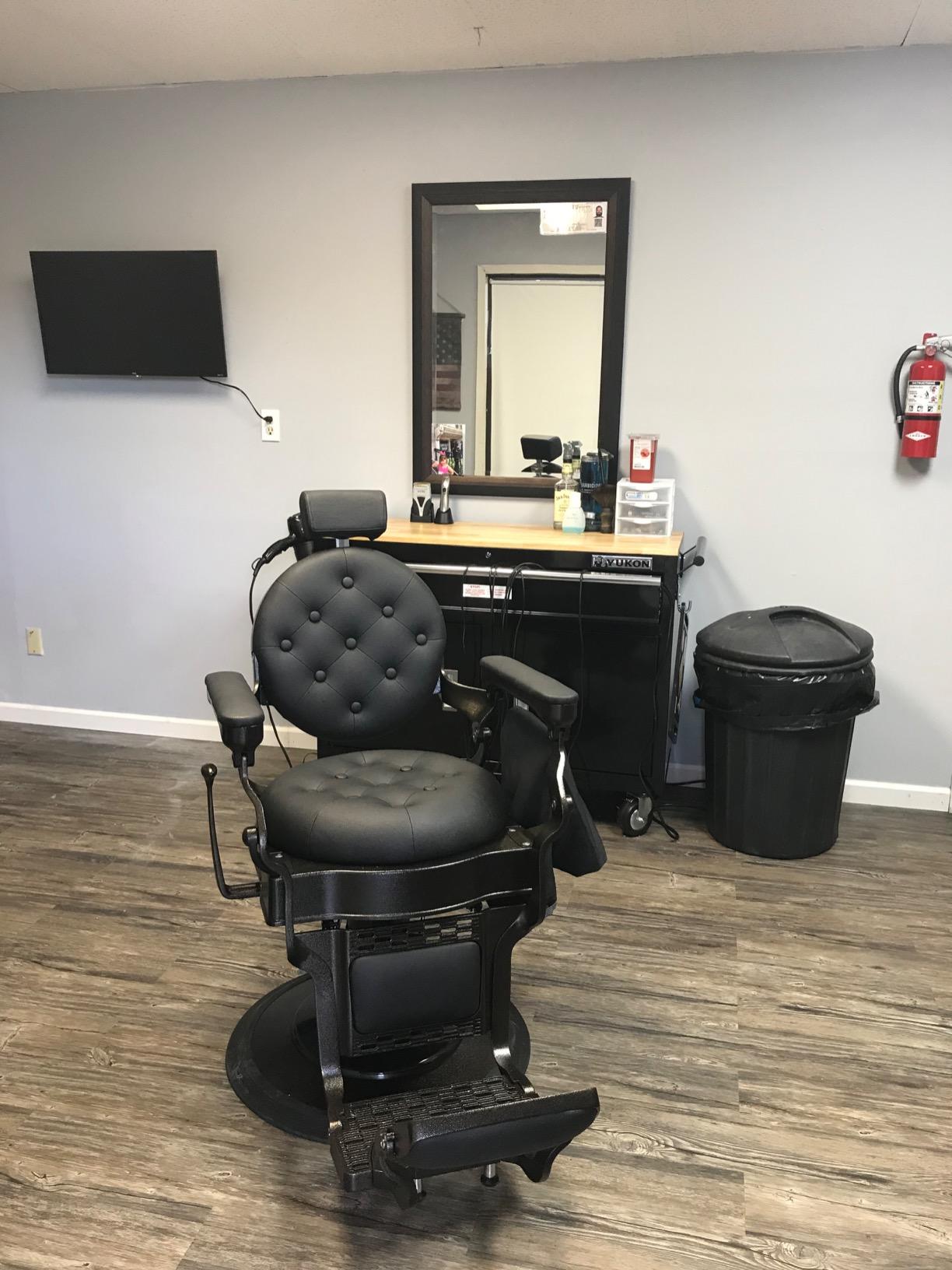 BarberPub Vintage Barber Chair Recline 2947 (Black with Brown Frame) | Vintage Luxury Design, Hydraulic Reclining & 360° Swivel, Heavy Duty Metal Frame customer photo 1