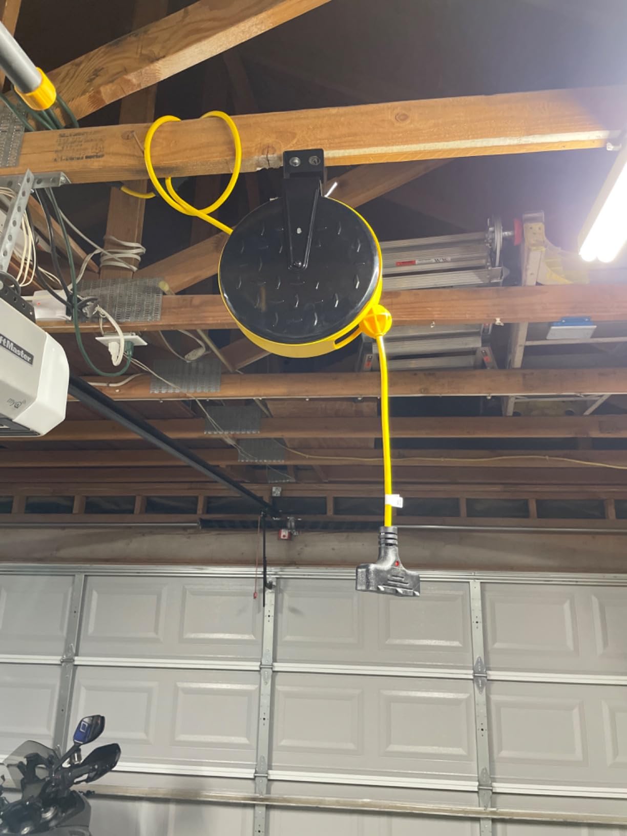 DEWENWILS Retractable Extension Cord Reel, Metal Reel with 30FT Power Cord | Ceiling or Wall Mount, 16/3 Gauge SJTW, 3 Electrical Outlets Pigtail for Garage and Shop, 10 Amp Circuit Breaker, UL Listed customer photo 1