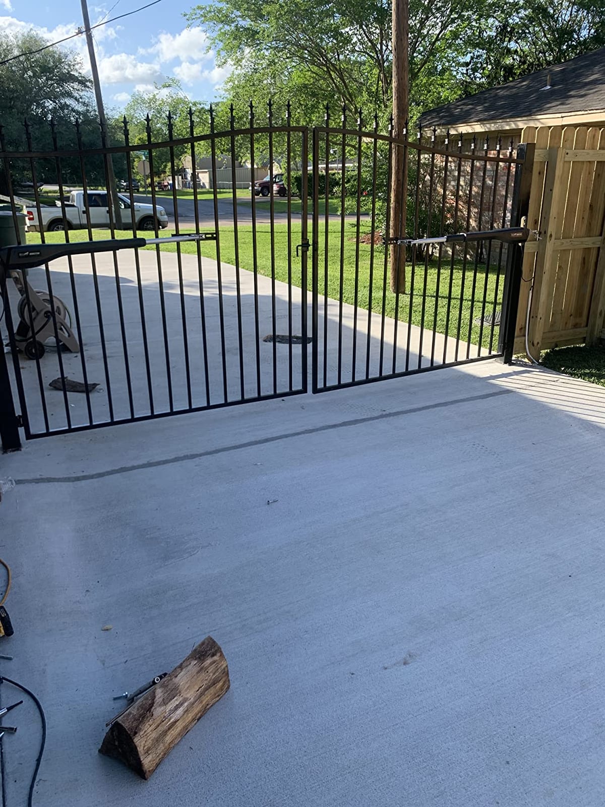 Mighty Mule MM572W HD Dual Arm Gate Openers 12 V Wireless AC/Battery Powered Automatic Gate Opener customer photo 2