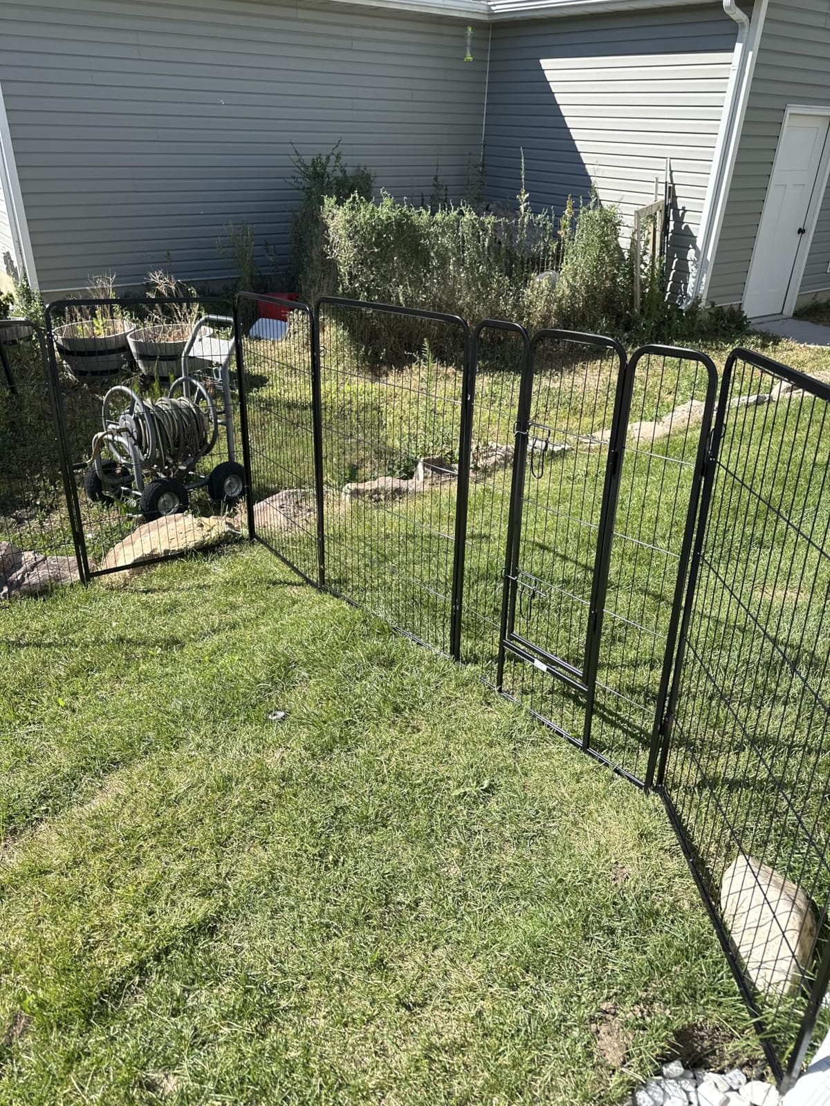 BestPet | Dog Playpen | 40 Inch, 16 Panels | Heavy Duty Metal Pet Exercise Pen | Indoor Outdoor Fence Panels | Rust-Resistant, Removable, Tool-Free Setup | Anti-Skid, Expandable Design customer photo 1
