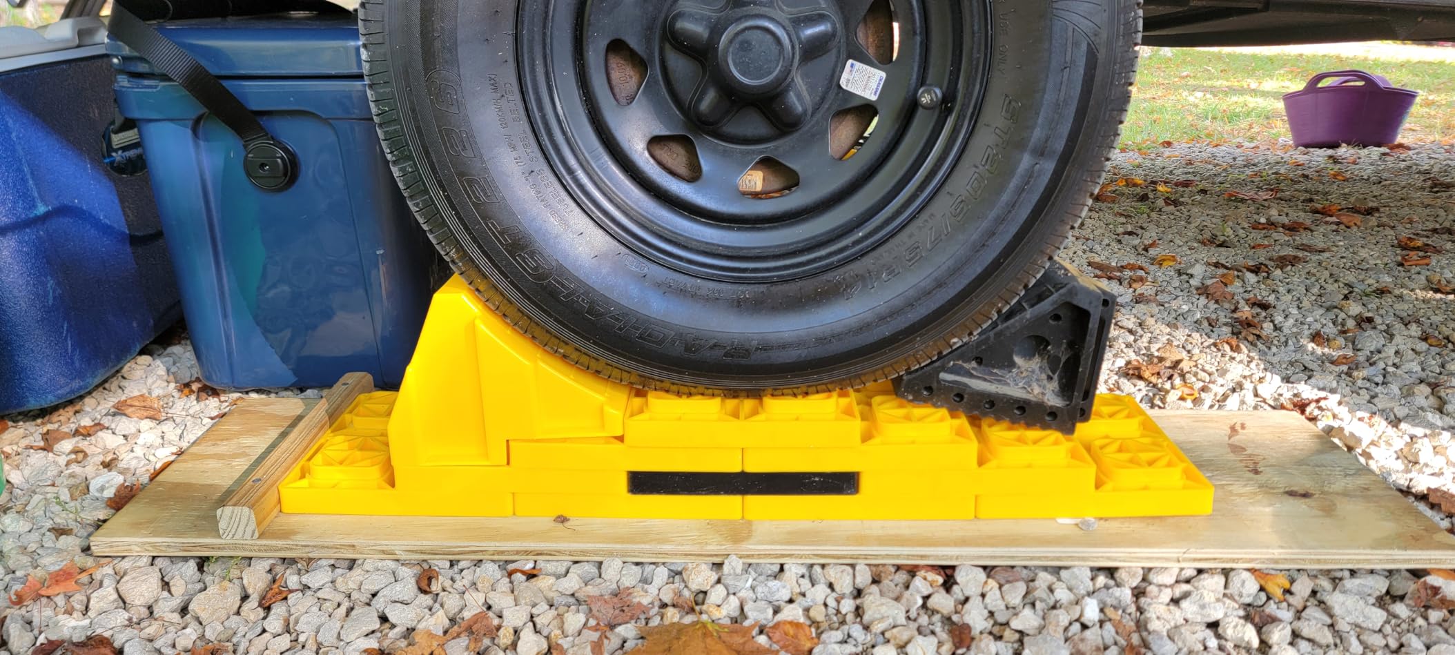 Camco FasTen RV Leveling Blocks - Features Interlocking Design for Customizable Height - Carrying Handle Twists to Secure Blocks for RV Storage - 8.5