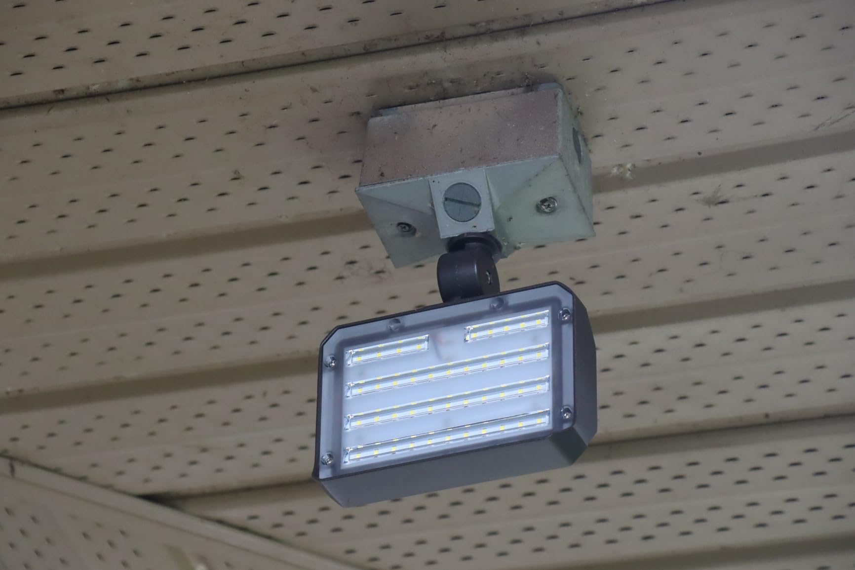 30W LED Flood Light with Knuckle, Outdoor Dusk to Dawn Light 5000K | with Photocell Aluminum 4,050lm(200W Equivalent) IP65 Waterproof AC100-277V for Wall Mount Garden Landscape ETL Listed customer photo 2