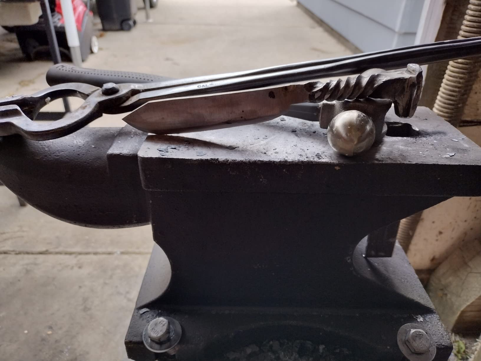 VEVOR Blacksmith Anvil 55 lbs (25 kg) Single Piece of Iron with Square Holes Ideal for Metalurgical and Blacksmiths in Metal Workshop and for Riveting Flattening Forging and Forming Metal customer photo 1