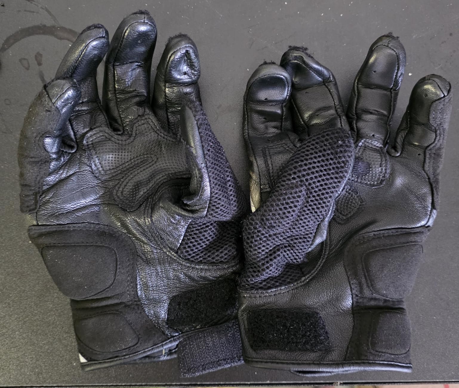 ScorpionEXO Vortex Air Motorcycle Riding Gloves Carbon Fiber Knuckles Touchscreen Compatible (Black - Large) customer photo 2