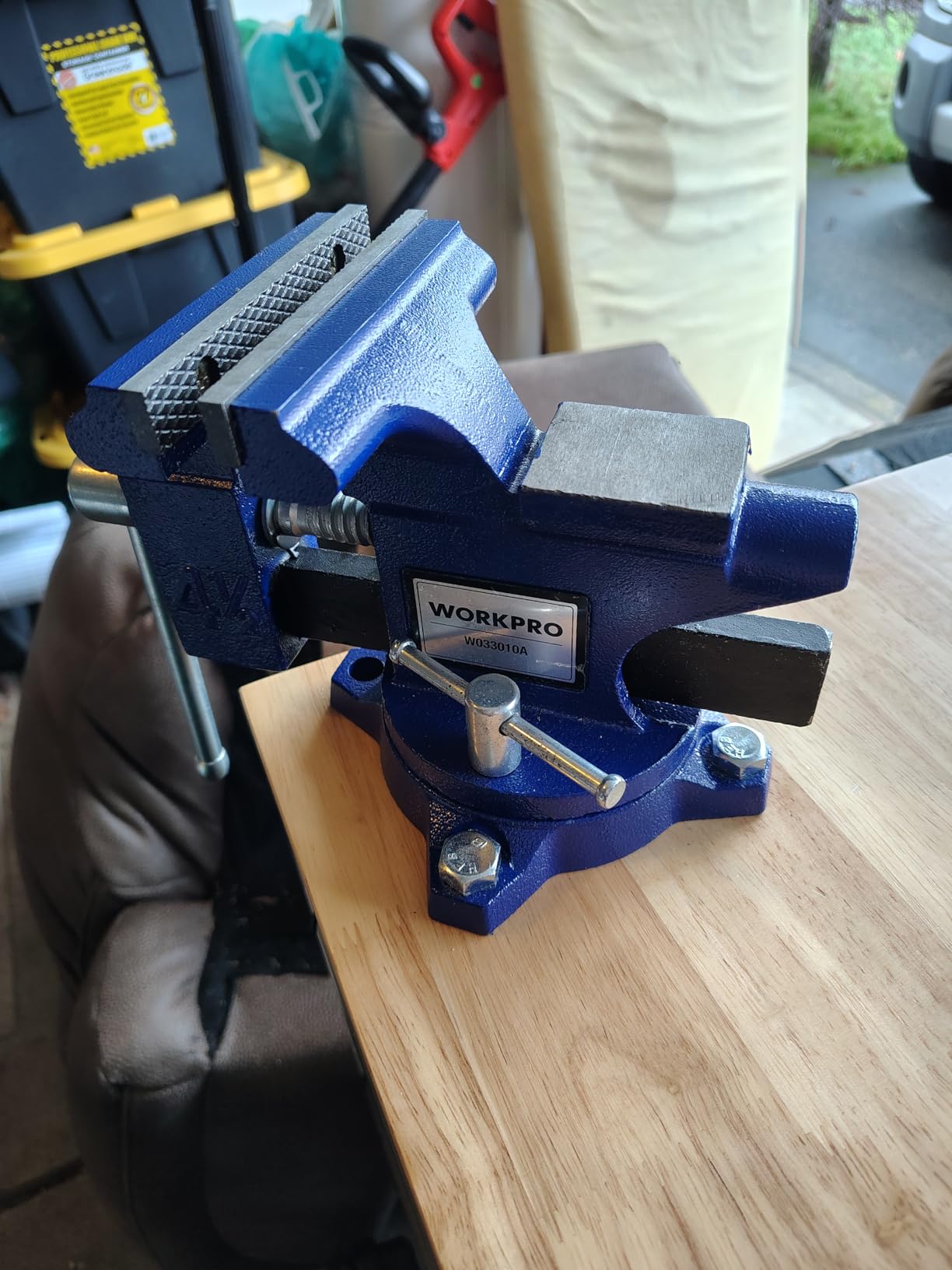 WORKPRO Bench Vise, 4-1/2 inch Vice for Workbench - Utility Combination Pipe Home Vise, Swivel Base Bench for Woodworking customer photo 1