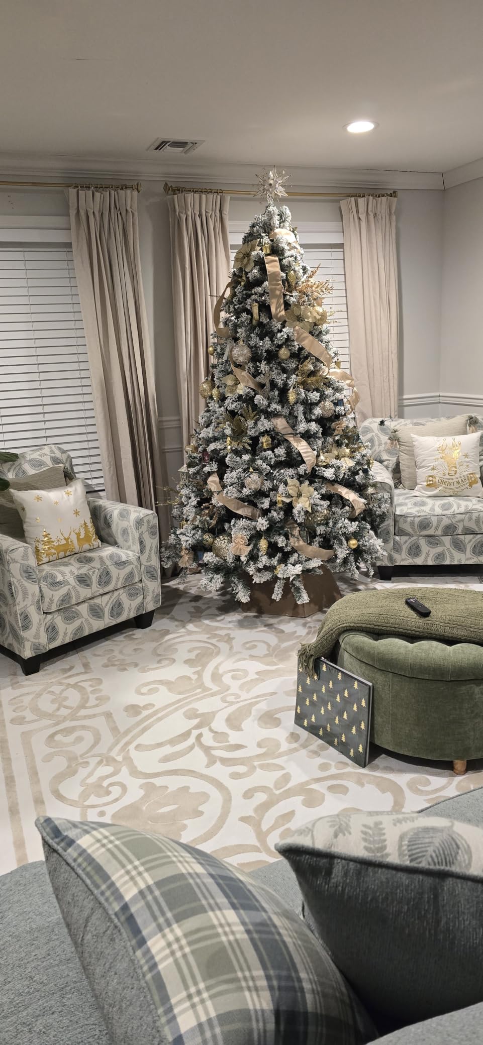Yaheetech 7.5ft Premium Snow Flocked Hinged Artificial Christmas Fake Spruce Full Tree for Home Office Party Decoration with 1284 Branch White Snow Tips and Metal Stand customer photo 2