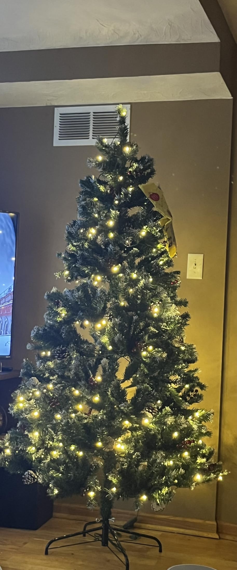 Best Choice Products 6ft Pre-Lit Pre-Decorated Spruce Hinged Artificial Christmas Tree w/ 798 Tips, Pinecones, Berries, 250 Lights, Metal Base customer photo 1
