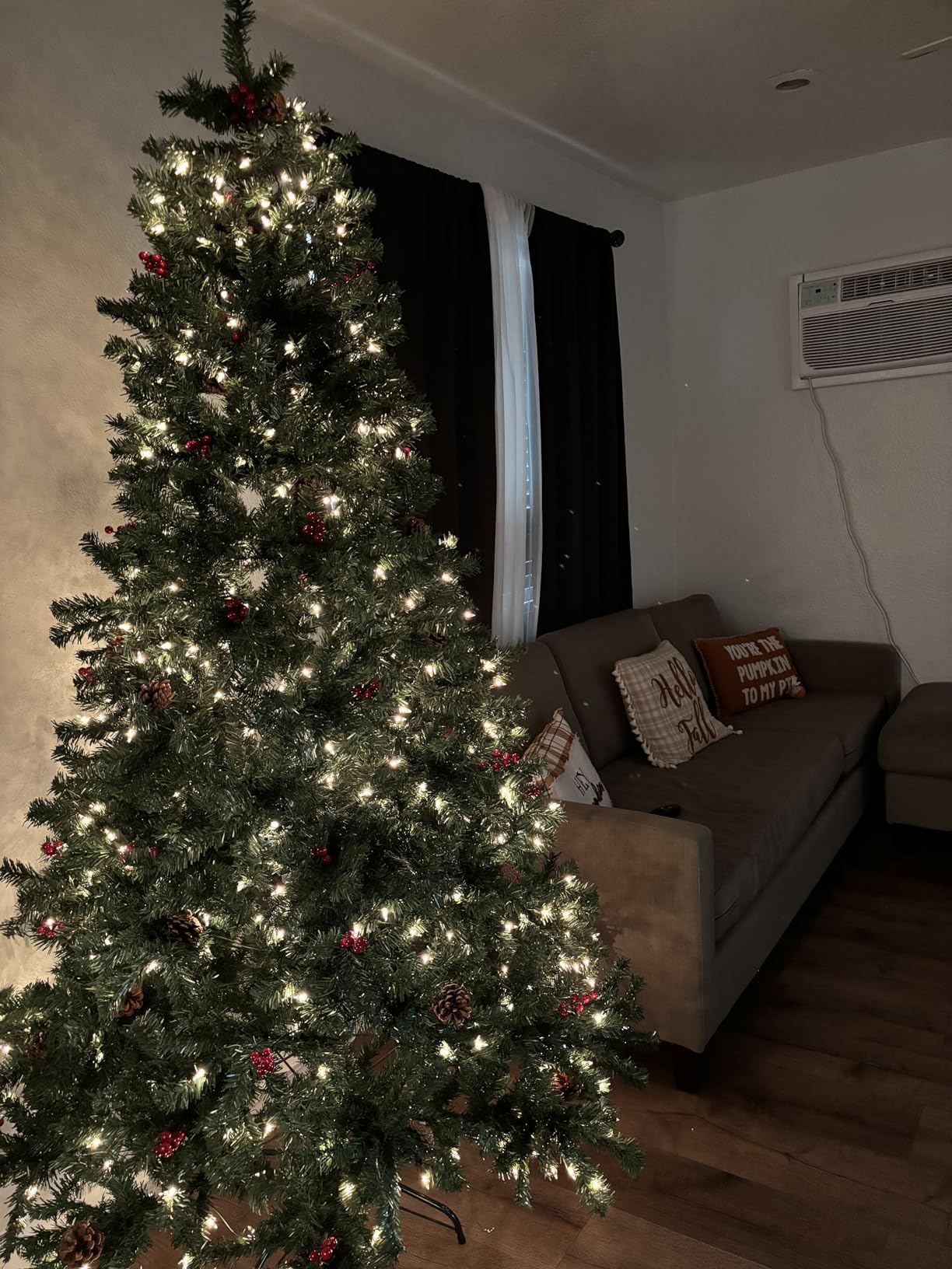 Best Choice Products 6ft Pre-Lit Pre-Decorated Spruce Hinged Artificial Christmas Tree w/ 798 Tips, Pinecones, Berries, 250 Lights, Metal Base customer photo 2