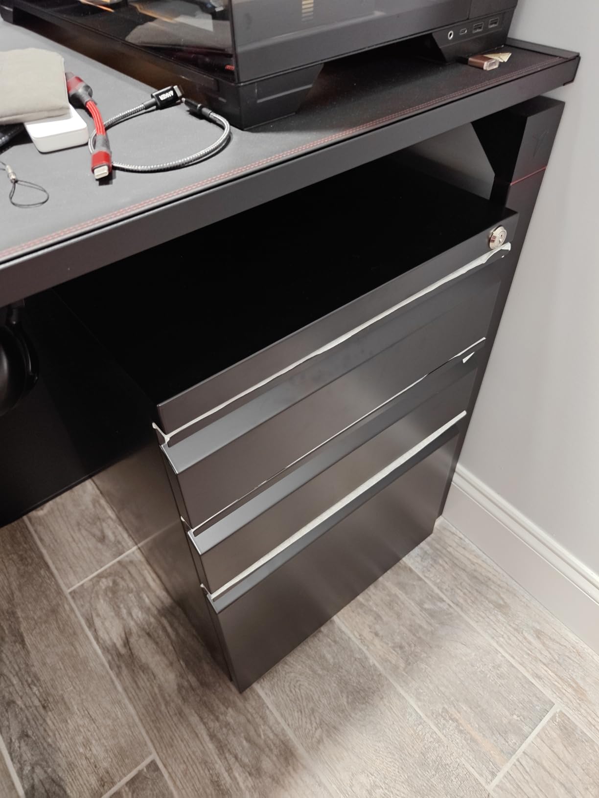 Mount-It! 3 Drawer File Cabinet with Lock and Wheels, Heavy-Duty Steel Rolling Drawer Cabinet, Fully Assembled Under Desk Filing Cabinet for Home Office Storage, 15.3