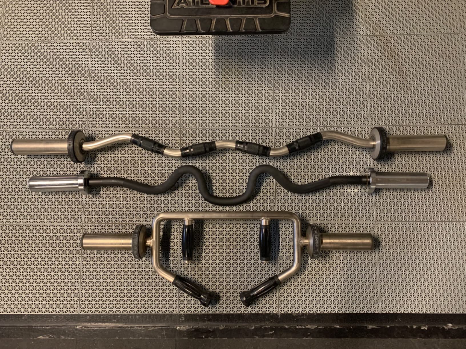 Synergee Commercial Super EZ Curl Olympic Bar Chrome, Black Phosphate and Red with Powder Coated Brass Bushings Excellent for Bicep Curls and Triceps Extensions customer photo 1