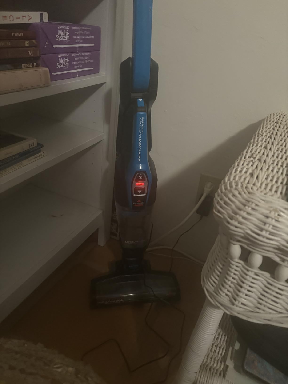 Bissell, 3061 Featherweight Cordless Stick Vacuum, Self-Standing, Electric Blue, Black customer photo 1
