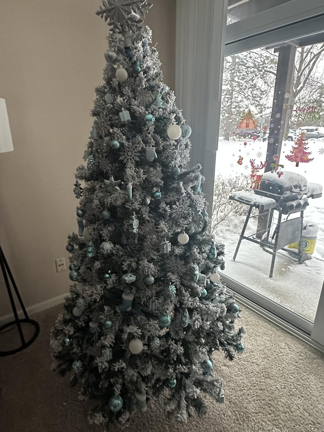 Yaheetech 7.5ft Snow Flocked Pre-lit Christmas Tree with 550 Warm White Lights, 1284 Lush Branch Tips & Quick-Assembly Hinged Design, Full Artificial Xmas Tree for Winter Holiday Décor, Green & White customer photo 1