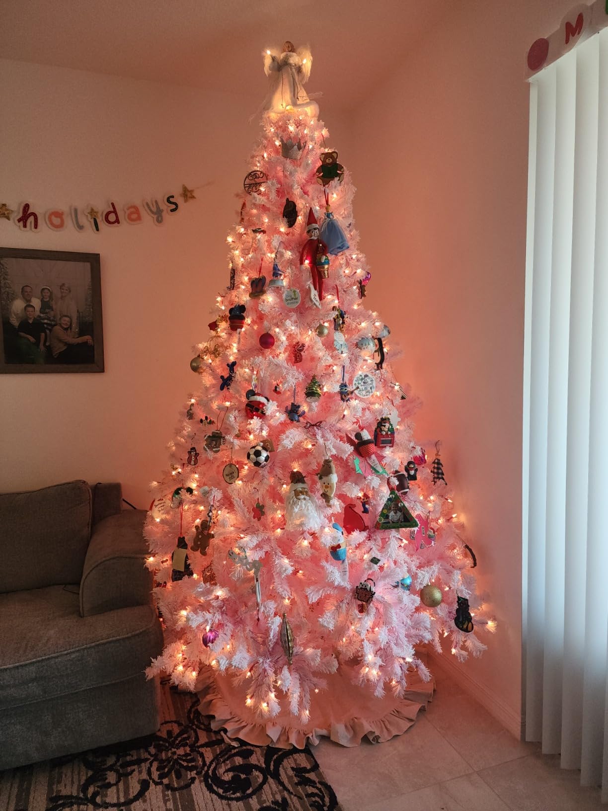 Yaheetech 7.5ft Snow Flocked Pre-lit Christmas Tree with 550 Warm White Lights, 1284 Lush Branch Tips & Quick-Assembly Hinged Design, Full Artificial Xmas Tree for Winter Holiday Décor, Green & White customer photo 2
