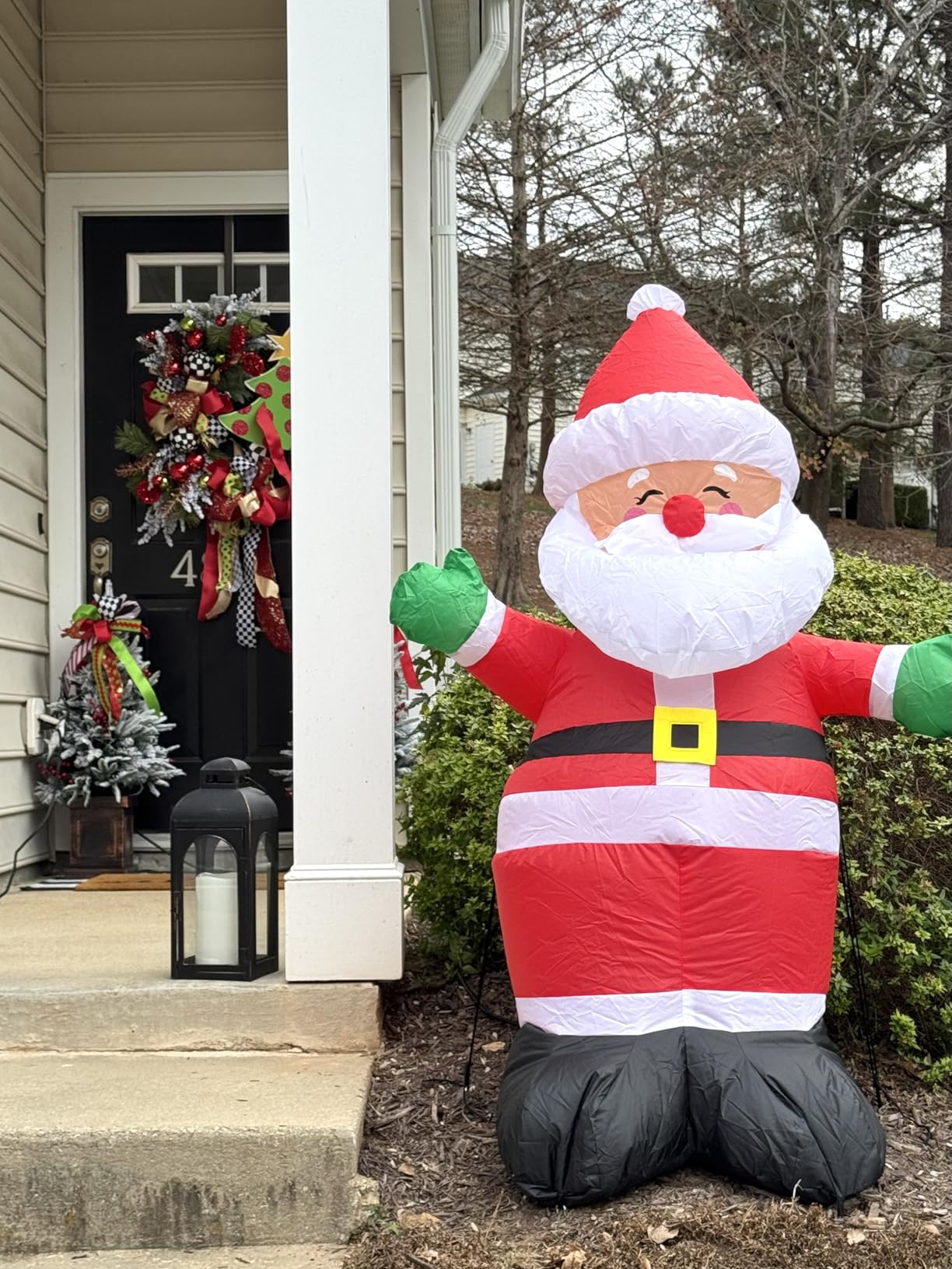 GOOSH 5 FT Christmas Inflatables Santa Claus Outdoor Decorations Blow Up Yard Standing Santa with Built-in LEDs for Holiday Party Xmas Yard Garden Lawn Decor customer photo 1