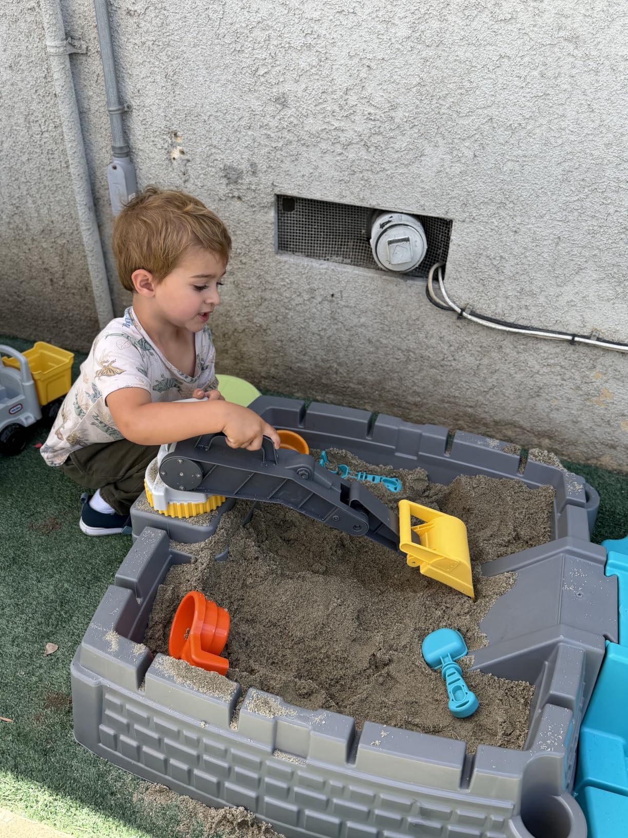 Little Tikes Dirt Diggers Excavator Sandbox for Kids, Including lid and Play Sand Accessories, Multicolor customer photo 1