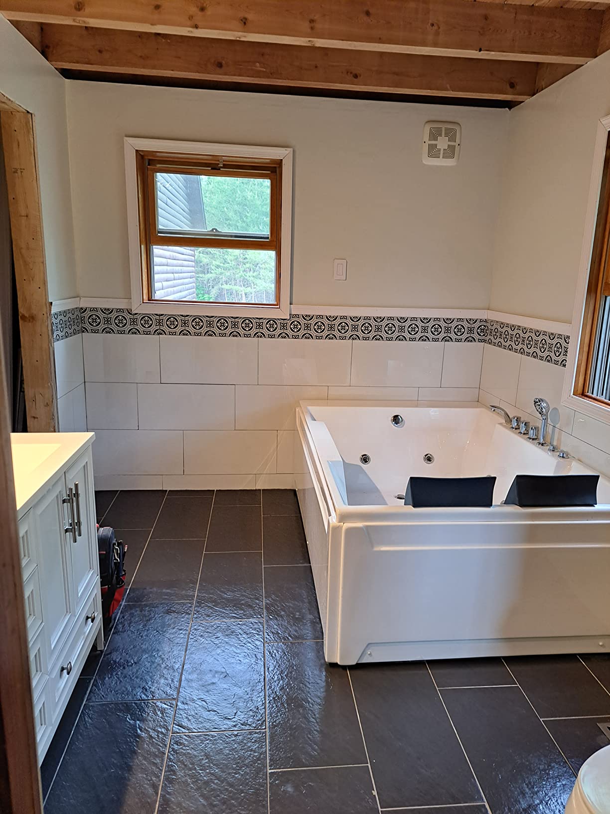 1125W Whirlpool Tub, 72