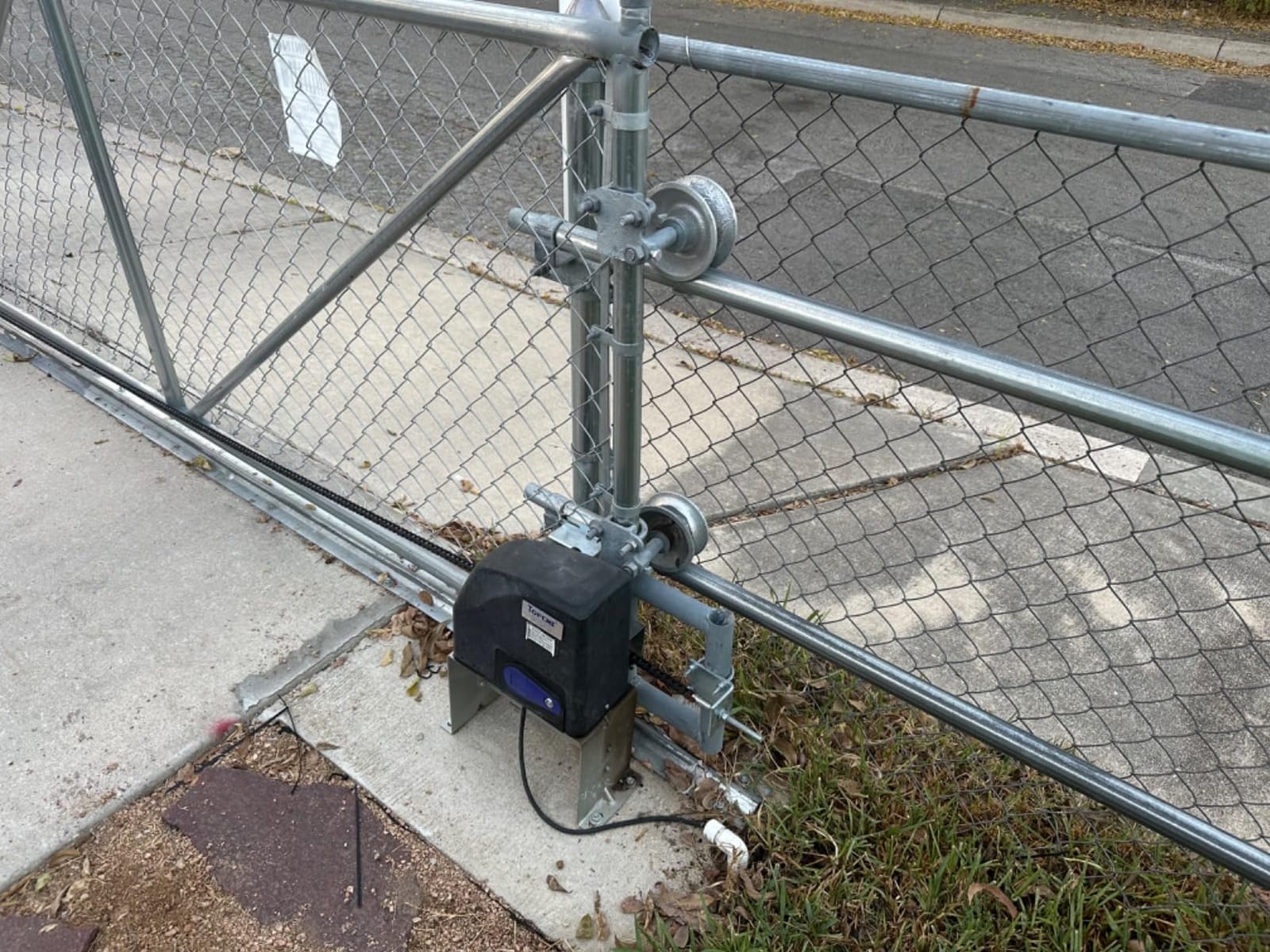 TOPENS DKC500S Solar Sliding Gate Opener Chain Drive Automatic Gate Motor for Heavy Driveway Slide Gates Up to 1300 Pounds, Electric Gate Operator Battery Powered with Solar Panel Remote Control Kit customer photo 1