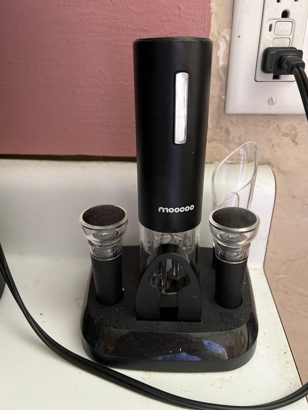 Moocoo Electric Wine Opener with Charging Base, Cordless Electric Wine Bottle Opener with 2-in-1 Aerator & Pourer, Foil Cutter, 2 Vacuum Preservation Stoppers, Display Charging Station for Easy Storage customer photo 1
