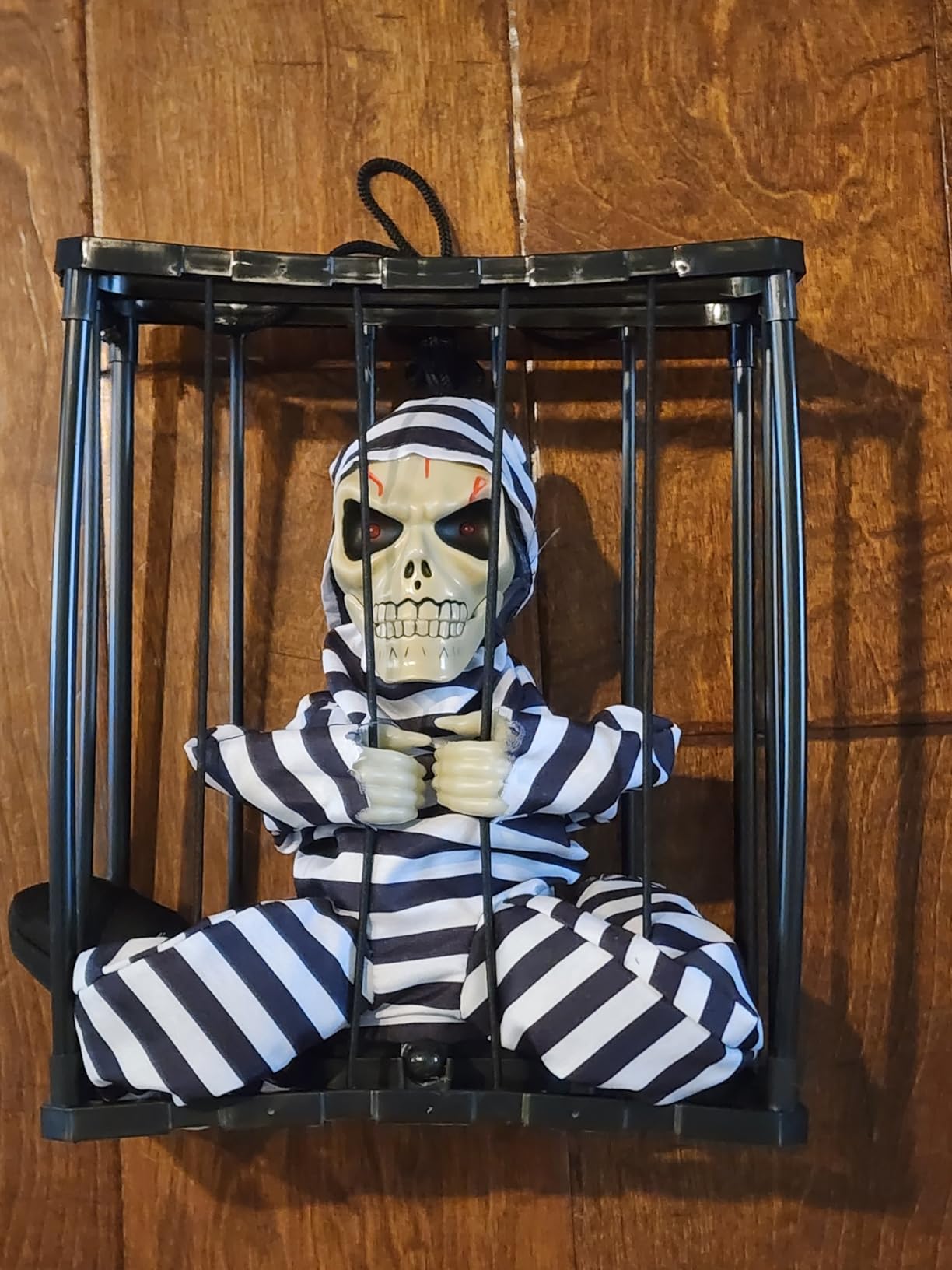 Animated Halloween Decorations with Infrared Sensor, Skull Prisoner | Screaming Sound Effects; Glowing Red Eye; Infrared-activated Scare Experience; Haunted House Atmosphere; Indoor & Outdoor Use customer photo 1